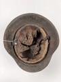 Souvenir Stahlhelm eines amerikanischen Soldaten der in Europa gegen die Wehrmacht gekämpft hat. Stahlhelm Modell 1942, in allen Teilen original, Vorderseitig ein gewaltiges Hakenkreuz aufgemalt. Selten
