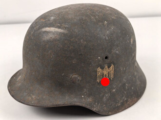 Stahlhelm Wehrmacht Modell 1940. In allen Teilen original und zusammengehörig, Ungereinigtes Stück von EF64. Das Hakenkreuz vollständig erhalten. Das Abzeichen entweder gedunkelt oder der Kriegsamrine zuzuschreiben.