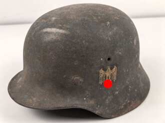 Stahlhelm Wehrmacht Modell 1940. In allen Teilen original und zusammengehörig, Ungereinigtes Stück von EF64. Das Hakenkreuz vollständig erhalten. Das Abzeichen entweder gedunkelt oder der Kriegsamrine zuzuschreiben.
