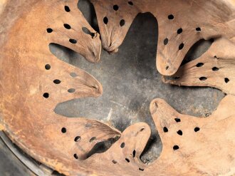 Stahlhelm Wehrmacht Modell 1940. In allen Teilen original und zusammengehörig, Ungereinigtes Stück von EF64. Das Hakenkreuz vollständig erhalten. Das Abzeichen entweder gedunkelt oder der Kriegsamrine zuzuschreiben.