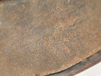 Stahlhelm Wehrmacht Modell 1940. In allen Teilen original und zusammengehörig, Ungereinigtes Stück von EF64. Das Hakenkreuz vollständig erhalten. Das Abzeichen entweder gedunkelt oder der Kriegsamrine zuzuschreiben.