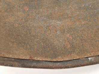 Stahlhelm Wehrmacht Modell 1940. In allen Teilen original und zusammengehörig, Ungereinigtes Stück von EF64. Das Hakenkreuz vollständig erhalten. Das Abzeichen entweder gedunkelt oder der Kriegsamrine zuzuschreiben.