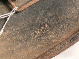 Stahlhelm Wehrmacht Modell 1940. In allen Teilen original und zusammengehörig, Ungereinigtes Stück von EF64. Das Hakenkreuz vollständig erhalten. Das Abzeichen entweder gedunkelt oder der Kriegsamrine zuzuschreiben.