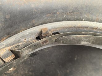 Stahlhelm Wehrmacht Modell 1940. In allen Teilen original und zusammengehörig, Ungereinigtes Stück von EF64. Das Hakenkreuz vollständig erhalten. Das Abzeichen entweder gedunkelt oder der Kriegsamrine zuzuschreiben.