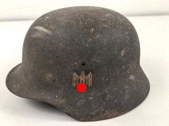 Stahlhelm Wehrmacht Modell 1940. In allen Teilen original und zusammengehörig, Ungereinigtes Stück von EF64. Das Hakenkreuz vollständig erhalten. Das Abzeichen entweder gedunkelt oder der Kriegsamrine zuzuschreiben.
