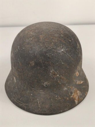 Stahlhelm Wehrmacht Modell 1940. In allen Teilen original und zusammengehörig, Ungereinigtes Stück von EF64. Das Hakenkreuz vollständig erhalten. Das Abzeichen entweder gedunkelt oder der Kriegsamrine zuzuschreiben.
