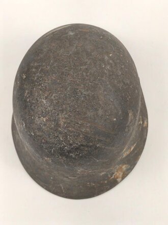 Stahlhelm Wehrmacht Modell 1940. In allen Teilen original und zusammengehörig, Ungereinigtes Stück von EF64. Das Hakenkreuz vollständig erhalten. Das Abzeichen entweder gedunkelt oder der Kriegsamrine zuzuschreiben.