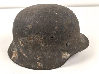 Stahlhelm Wehrmacht Modell 1940. In allen Teilen original und zusammengehörig, Ungereinigtes Stück von EF64. Das Hakenkreuz vollständig erhalten. Das Abzeichen entweder gedunkelt oder der Kriegsamrine zuzuschreiben.