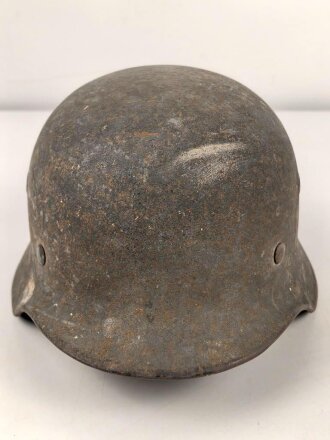 Stahlhelm Wehrmacht Modell 1940. In allen Teilen original und zusammengehörig, Ungereinigtes Stück von EF64. Das Hakenkreuz vollständig erhalten. Das Abzeichen entweder gedunkelt oder der Kriegsamrine zuzuschreiben.