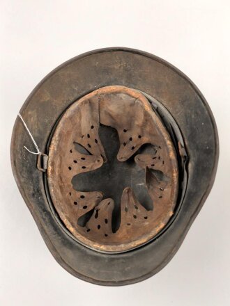 Stahlhelm Wehrmacht Modell 1940. In allen Teilen original und zusammengehörig, Ungereinigtes Stück von EF64. Das Hakenkreuz vollständig erhalten. Das Abzeichen entweder gedunkelt oder der Kriegsamrine zuzuschreiben.