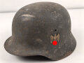 Stahlhelm Wehrmacht Modell 1940. In allen Teilen original und zusammengehörig, Ungereinigtes Stück von EF64. Das Hakenkreuz vollständig erhalten. Das Abzeichen entweder gedunkelt oder der Kriegsamrine zuzuschreiben.