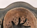 Stahlhelm Wehrmacht Modell 1940. In allen Teilen original und zusammengehörig, Ungereinigtes Stück von EF64. Das Hakenkreuz vollständig erhalten. Das Abzeichen entweder gedunkelt oder der Kriegsamrine zuzuschreiben.