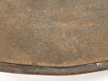 Stahlhelm Wehrmacht Modell 1940. In allen Teilen original und zusammengehörig, Ungereinigtes Stück von EF64. Das Hakenkreuz vollständig erhalten. Das Abzeichen entweder gedunkelt oder der Kriegsamrine zuzuschreiben.