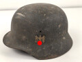 Stahlhelm Wehrmacht Modell 1940. In allen Teilen original und zusammengehörig, Ungereinigtes Stück von EF64. Das Hakenkreuz vollständig erhalten. Das Abzeichen entweder gedunkelt oder der Kriegsamrine zuzuschreiben.