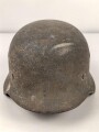 Stahlhelm Wehrmacht Modell 1940. In allen Teilen original und zusammengehörig, Ungereinigtes Stück von EF64. Das Hakenkreuz vollständig erhalten. Das Abzeichen entweder gedunkelt oder der Kriegsamrine zuzuschreiben.