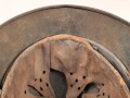 Stahlhelm Wehrmacht Modell 1940. In allen Teilen original und zusammengehörig, Ungereinigtes Stück von EF64. Das Hakenkreuz vollständig erhalten. Das Abzeichen entweder gedunkelt oder der Kriegsamrine zuzuschreiben.