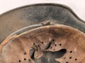 Stahlhelm Wehrmacht Modell 1940. In allen Teilen original und zusammengehörig, Ungereinigtes Stück von EF64. Das Hakenkreuz vollständig erhalten. Das Abzeichen entweder gedunkelt oder der Kriegsamrine zuzuschreiben.