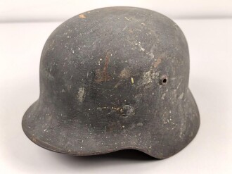 Stahlhelm Wehrmacht Modell 1935. In allen Teilen original und zusammengehörig, Ungereinigtes Stück von Q64. Originallack, darunter der ursprüngliche. apfelgrüne Lack. Ungereinigtes Stück