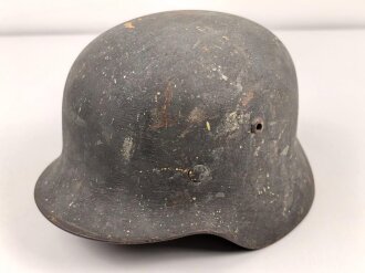 Stahlhelm Wehrmacht Modell 1935. In allen Teilen original und zusammengehörig, Ungereinigtes Stück von Q64. Originallack, darunter der ursprüngliche. apfelgrüne Lack. Ungereinigtes Stück