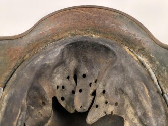 Stahlhelm Wehrmacht Modell 1935. In allen Teilen original und zusammengehörig, Ungereinigtes Stück von Q64. Originallack, darunter der ursprüngliche. apfelgrüne Lack. Ungereinigtes Stück