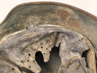 Stahlhelm Wehrmacht Modell 1935. In allen Teilen original und zusammengehörig, Ungereinigtes Stück von Q64. Originallack, darunter der ursprüngliche. apfelgrüne Lack. Ungereinigtes Stück