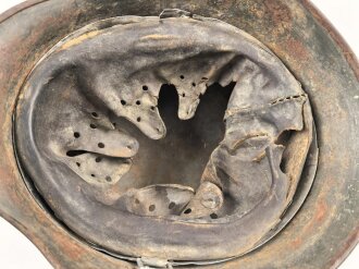 Stahlhelm Wehrmacht Modell 1935. In allen Teilen original und zusammengehörig, Ungereinigtes Stück von Q64. Originallack, darunter der ursprüngliche. apfelgrüne Lack. Ungereinigtes Stück