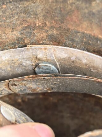 Stahlhelm Wehrmacht Modell 1935. In allen Teilen original und zusammengehörig, Ungereinigtes Stück von Q64. Originallack, darunter der ursprüngliche. apfelgrüne Lack. Ungereinigtes Stück
