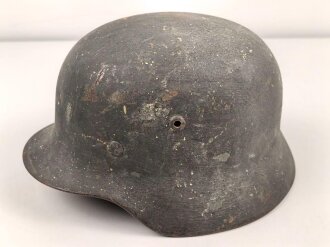 Stahlhelm Wehrmacht Modell 1935. In allen Teilen original und zusammengehörig, Ungereinigtes Stück von Q64. Originallack, darunter der ursprüngliche. apfelgrüne Lack. Ungereinigtes Stück