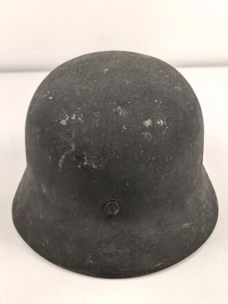 Stahlhelm Wehrmacht Modell 1935. In allen Teilen original und zusammengehörig, Ungereinigtes Stück von Q64. Originallack, darunter der ursprüngliche. apfelgrüne Lack. Ungereinigtes Stück