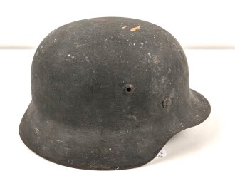 Stahlhelm Wehrmacht Modell 1935. In allen Teilen original und zusammengehörig, Ungereinigtes Stück von Q64. Originallack, darunter der ursprüngliche. apfelgrüne Lack. Ungereinigtes Stück