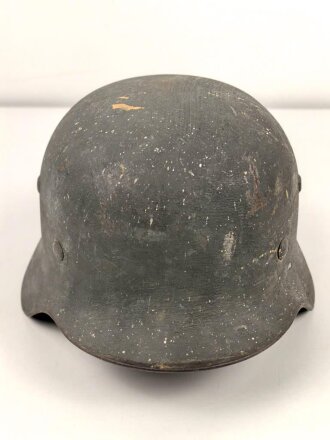 Stahlhelm Wehrmacht Modell 1935. In allen Teilen original und zusammengehörig, Ungereinigtes Stück von Q64. Originallack, darunter der ursprüngliche. apfelgrüne Lack. Ungereinigtes Stück