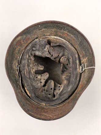 Stahlhelm Wehrmacht Modell 1935. In allen Teilen original und zusammengehörig, Ungereinigtes Stück von Q64. Originallack, darunter der ursprüngliche. apfelgrüne Lack. Ungereinigtes Stück