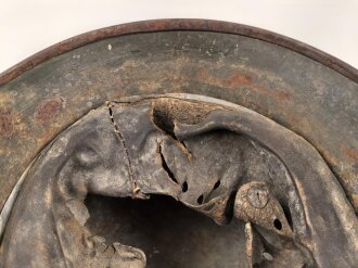 Stahlhelm Wehrmacht Modell 1935. In allen Teilen original und zusammengehörig, Ungereinigtes Stück von Q64. Originallack, darunter der ursprüngliche. apfelgrüne Lack. Ungereinigtes Stück