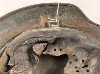 Stahlhelm Wehrmacht Modell 1935. In allen Teilen original und zusammengehörig, Ungereinigtes Stück von Q64. Originallack, darunter der ursprüngliche. apfelgrüne Lack. Ungereinigtes Stück