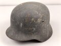 Stahlhelm Wehrmacht Modell 1935. In allen Teilen original und zusammengehörig, Ungereinigtes Stück von Q64. Originallack, darunter der ursprüngliche. apfelgrüne Lack. Ungereinigtes Stück
