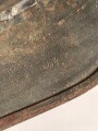 Stahlhelm Wehrmacht Modell 1935. In allen Teilen original und zusammengehörig, Ungereinigtes Stück von Q64. Originallack, darunter der ursprüngliche. apfelgrüne Lack. Ungereinigtes Stück