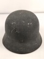 Stahlhelm Wehrmacht Modell 1935. In allen Teilen original und zusammengehörig, Ungereinigtes Stück von Q64. Originallack, darunter der ursprüngliche. apfelgrüne Lack. Ungereinigtes Stück