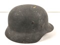 Stahlhelm Wehrmacht Modell 1935. In allen Teilen original und zusammengehörig, Ungereinigtes Stück von Q64. Originallack, darunter der ursprüngliche. apfelgrüne Lack. Ungereinigtes Stück