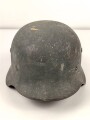 Stahlhelm Wehrmacht Modell 1935. In allen Teilen original und zusammengehörig, Ungereinigtes Stück von Q64. Originallack, darunter der ursprüngliche. apfelgrüne Lack. Ungereinigtes Stück