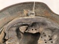 Stahlhelm Wehrmacht Modell 1935. In allen Teilen original und zusammengehörig, Ungereinigtes Stück von Q64. Originallack, darunter der ursprüngliche. apfelgrüne Lack. Ungereinigtes Stück