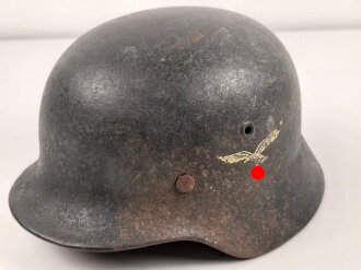 Luftwaffe, Stahlhelm Modell 1940. In allen Teilen original und zusammengehörig, Hersteller ET68. Ungereinigtes Stück, das Hakenkreuz beinahe vollständig erhalten