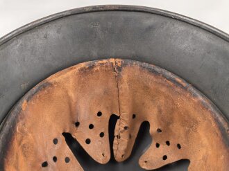Luftwaffe, Stahlhelm Modell 1940. In allen Teilen original und zusammengehörig, Hersteller ET68. Ungereinigtes Stück, das Hakenkreuz beinahe vollständig erhalten