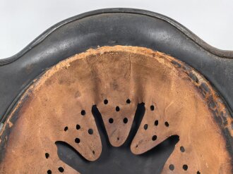 Luftwaffe, Stahlhelm Modell 1940. In allen Teilen original und zusammengehörig, Hersteller ET68. Ungereinigtes Stück, das Hakenkreuz beinahe vollständig erhalten