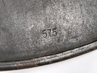 Luftwaffe, Stahlhelm Modell 1940. In allen Teilen original und zusammengehörig, Hersteller ET68. Ungereinigtes Stück, das Hakenkreuz beinahe vollständig erhalten