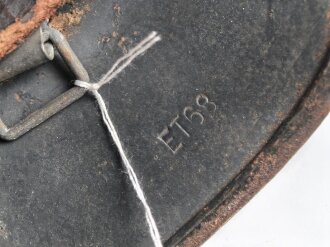 Luftwaffe, Stahlhelm Modell 1940. In allen Teilen original und zusammengehörig, Hersteller ET68. Ungereinigtes Stück, das Hakenkreuz beinahe vollständig erhalten