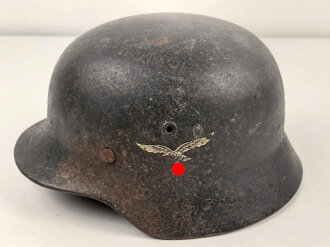 Luftwaffe, Stahlhelm Modell 1940. In allen Teilen original und zusammengehörig, Hersteller ET68. Ungereinigtes Stück, das Hakenkreuz beinahe vollständig erhalten