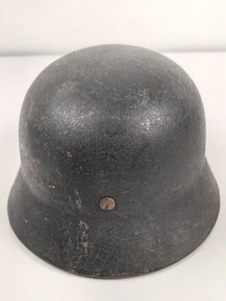 Luftwaffe, Stahlhelm Modell 1940. In allen Teilen original und zusammengehörig, Hersteller ET68. Ungereinigtes Stück, das Hakenkreuz beinahe vollständig erhalten