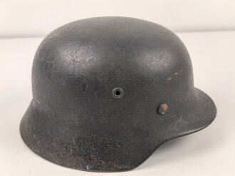 Luftwaffe, Stahlhelm Modell 1940. In allen Teilen original und zusammengehörig, Hersteller ET68. Ungereinigtes Stück, das Hakenkreuz beinahe vollständig erhalten