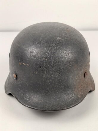 Luftwaffe, Stahlhelm Modell 1940. In allen Teilen original und zusammengehörig, Hersteller ET68. Ungereinigtes Stück, das Hakenkreuz beinahe vollständig erhalten