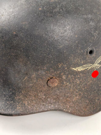 Luftwaffe, Stahlhelm Modell 1940. In allen Teilen original und zusammengehörig, Hersteller ET68. Ungereinigtes Stück, das Hakenkreuz beinahe vollständig erhalten